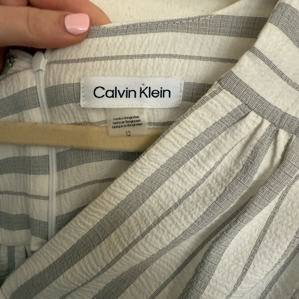 Calvin Klein Gray & White Striped Wrap Midi Dress w/ long sleeves. Size 12 - Picture 3 of 4